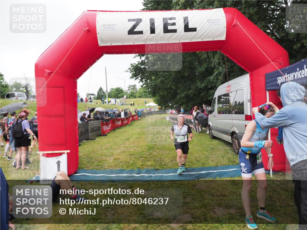 21.06.2025 - 27. Vierlanden-Triathlon MichiJ http://msf.ph/oto/8046237 15.06.2026 13:59:20 Ziel 914, 915 meine-sportfotos.de
