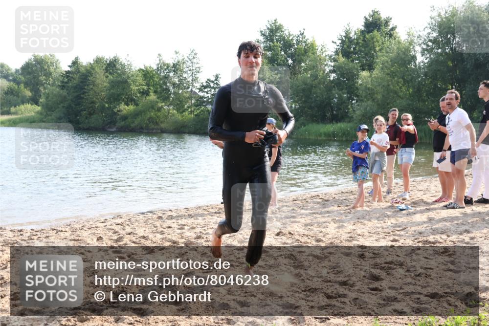 15.06.2025 - 27. Vierlanden-Triathlon Lena Gebhardt http://msf.ph/oto/8046238 15.06.2025 08:42:14 Schwimmen 71, 121, 128, 135, 191 meine-sportfotos.de