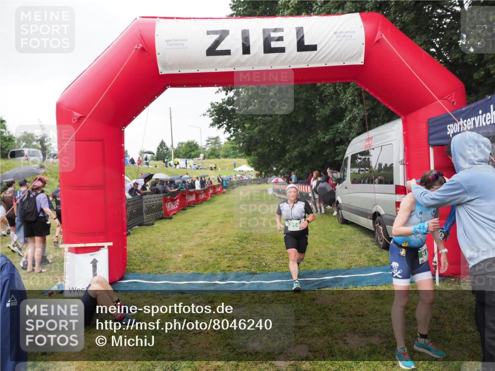 21.06.2025 - 27. Vierlanden-Triathlon MichiJ http://msf.ph/oto/8046240 15.06.2026 13:59:20 Ziel 914, 915 meine-sportfotos.de