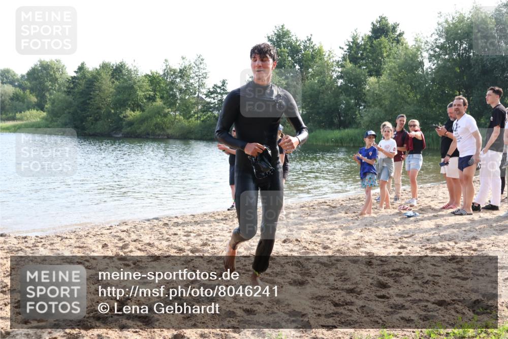15.06.2025 - 27. Vierlanden-Triathlon Lena Gebhardt http://msf.ph/oto/8046241 15.06.2025 08:42:14 Schwimmen 71, 121, 128, 135, 191 meine-sportfotos.de