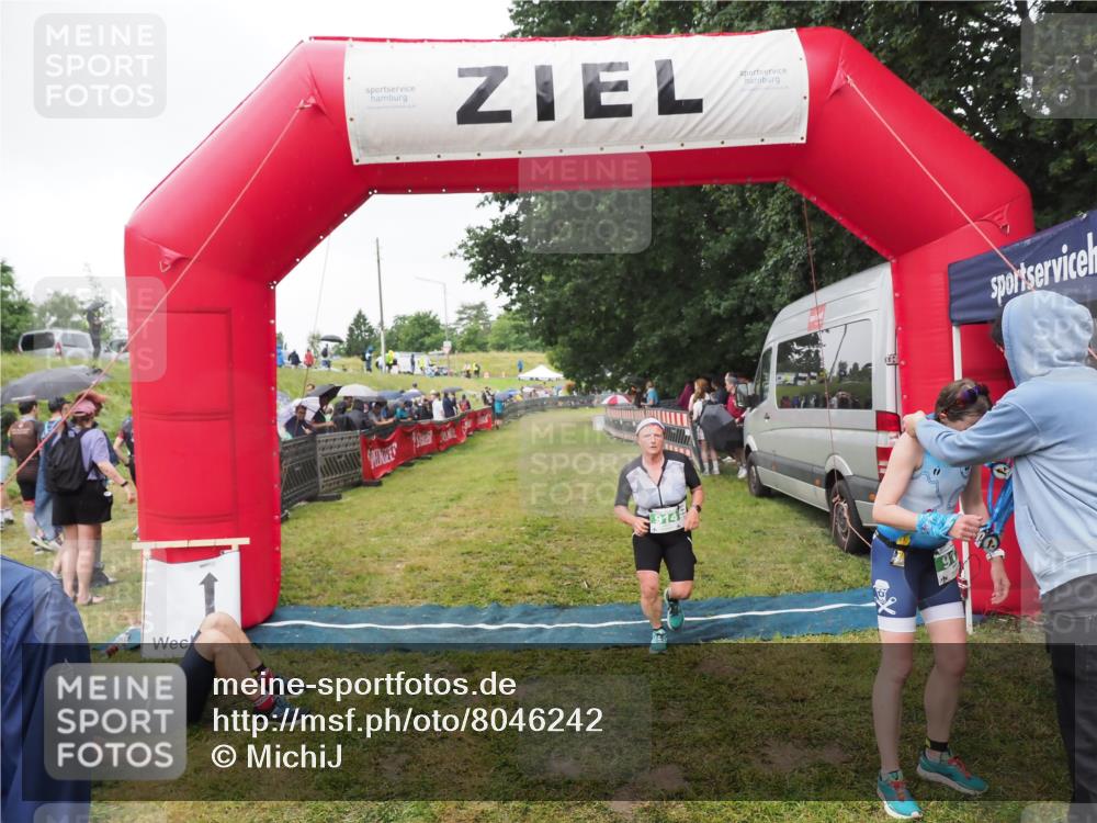 21.06.2025 - 27. Vierlanden-Triathlon MichiJ http://msf.ph/oto/8046242 15.06.2026 13:59:20 Ziel 914, 915 meine-sportfotos.de