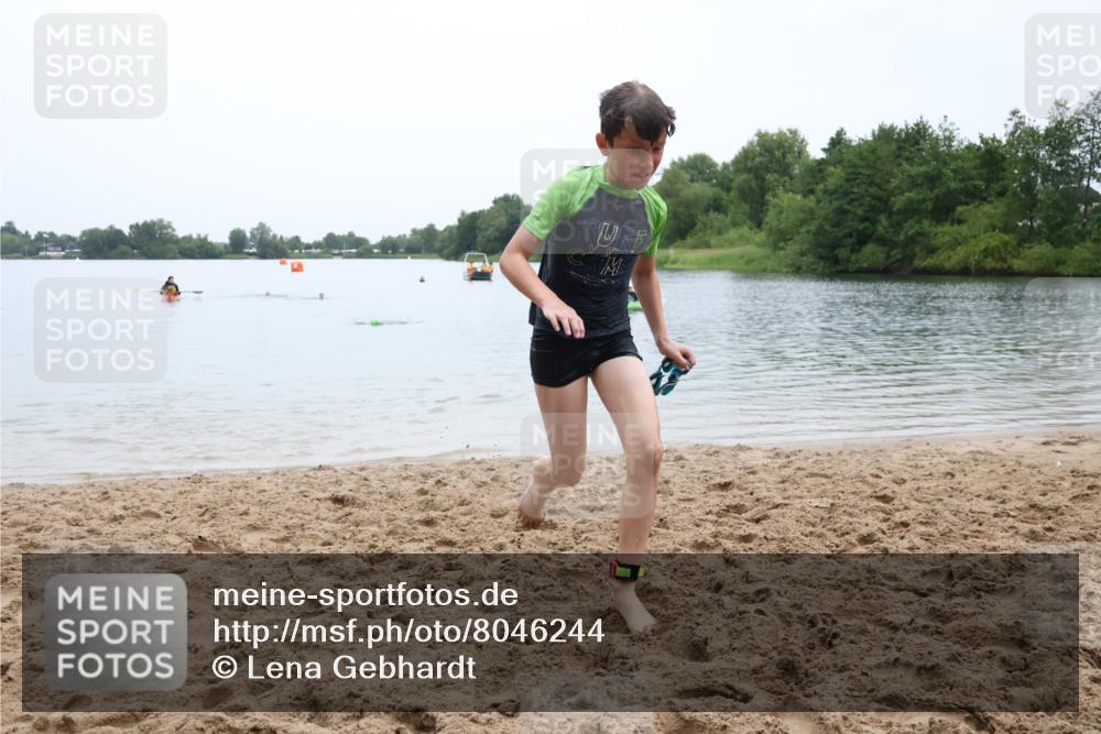 21.06.2025 - 27. Vierlanden-Triathlon Lena Gebhardt http://msf.ph/oto/8046244 15.06.2025 14:52:56 Schwimmen 1358, 1370 meine-sportfotos.de