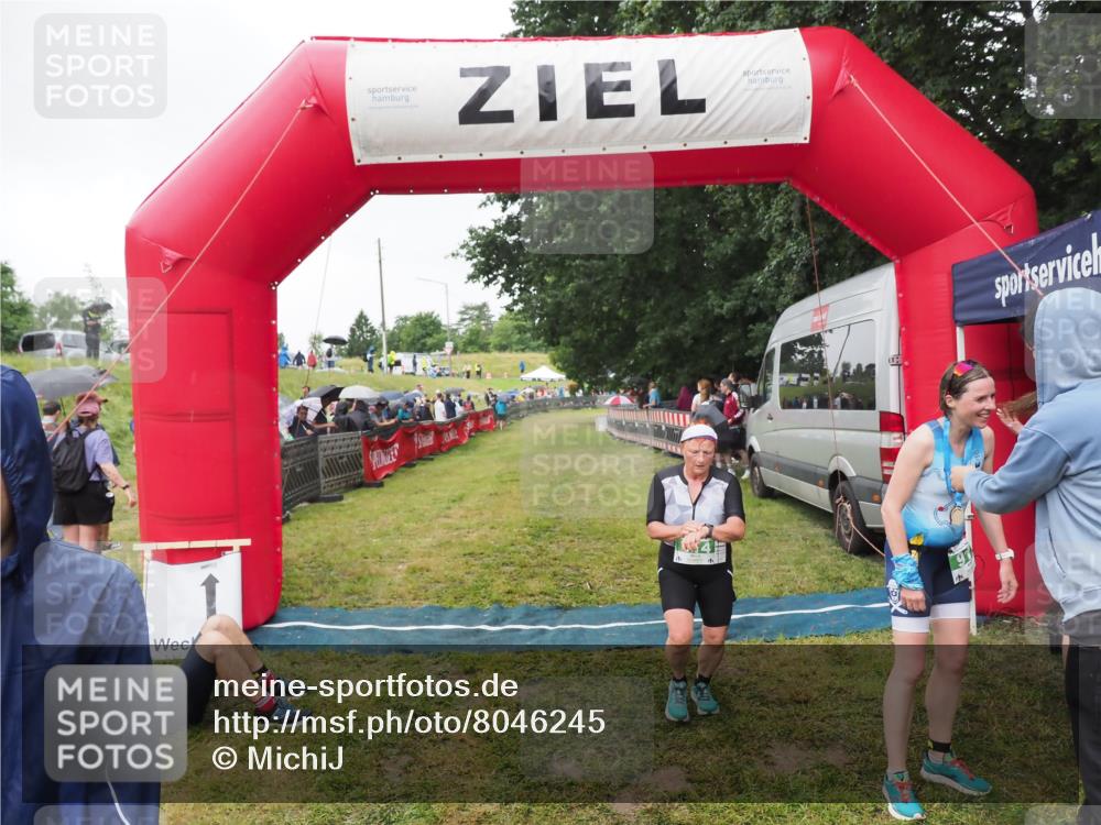 21.06.2025 - 27. Vierlanden-Triathlon MichiJ http://msf.ph/oto/8046245 15.06.2026 13:59:21 Ziel 914, 915 meine-sportfotos.de