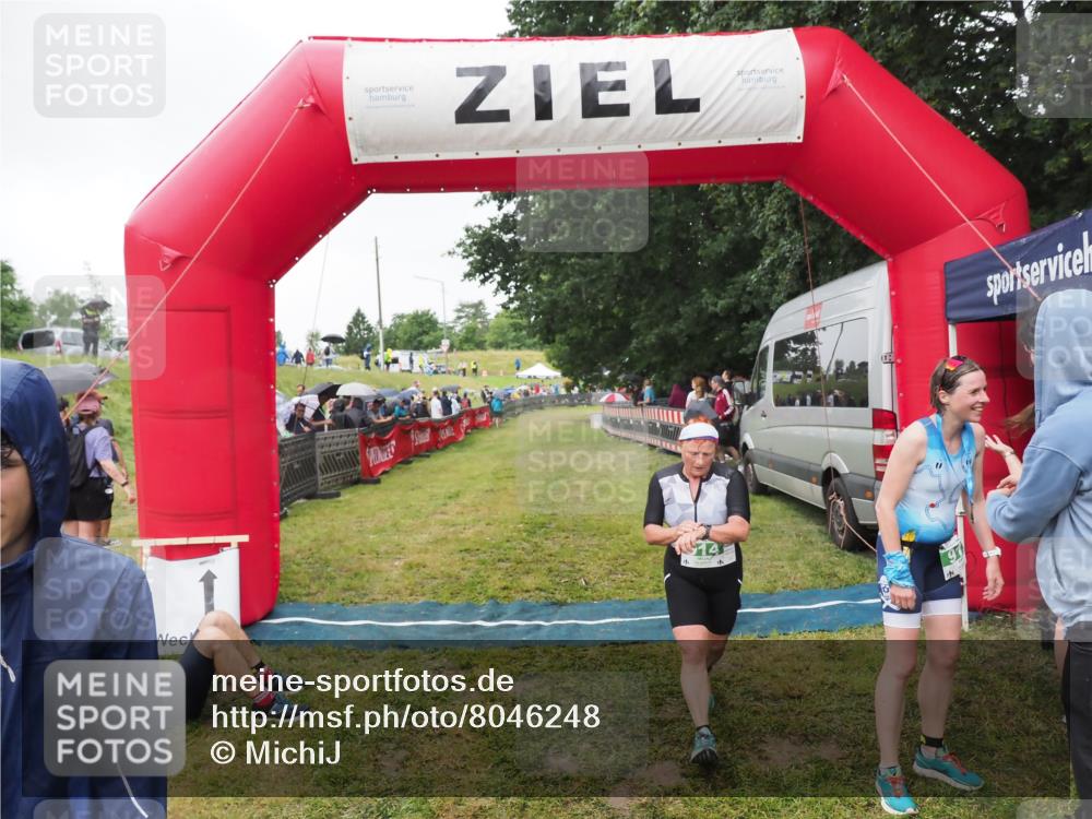 21.06.2025 - 27. Vierlanden-Triathlon MichiJ http://msf.ph/oto/8046248 15.06.2026 13:59:21 Ziel 914, 915 meine-sportfotos.de