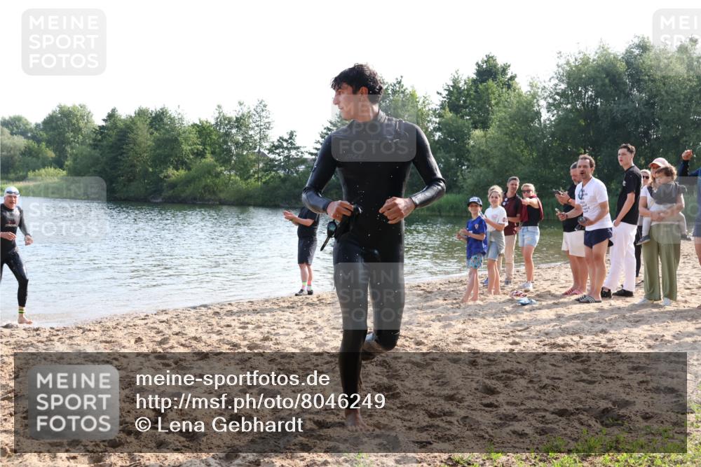15.06.2025 - 27. Vierlanden-Triathlon Lena Gebhardt http://msf.ph/oto/8046249 15.06.2025 08:42:15 Schwimmen 71, 121, 128, 135, 191 meine-sportfotos.de