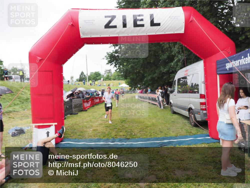 21.06.2025 - 27. Vierlanden-Triathlon MichiJ http://msf.ph/oto/8046250 15.06.2026 13:59:36 Ziel 205, 880 meine-sportfotos.de