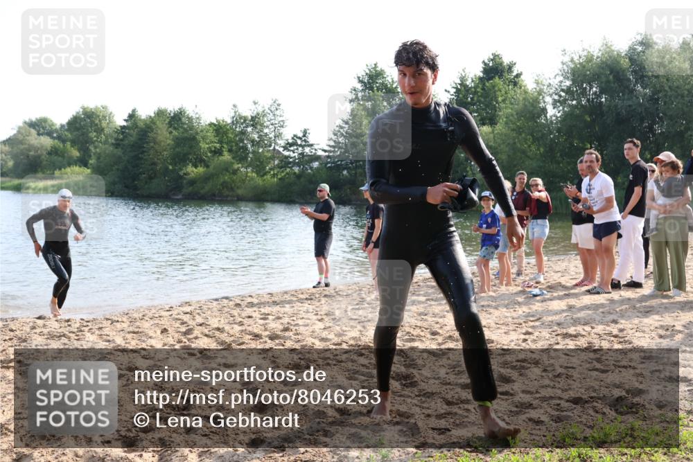 15.06.2025 - 27. Vierlanden-Triathlon Lena Gebhardt http://msf.ph/oto/8046253 15.06.2025 08:42:15 Schwimmen 71, 121, 128, 135, 191 meine-sportfotos.de
