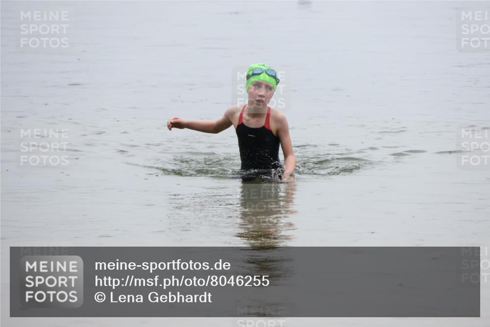 21.06.2025 - 27. Vierlanden-Triathlon Lena Gebhardt http://msf.ph/oto/8046255 15.06.2025 14:53:19 Schwimmen 1368 meine-sportfotos.de