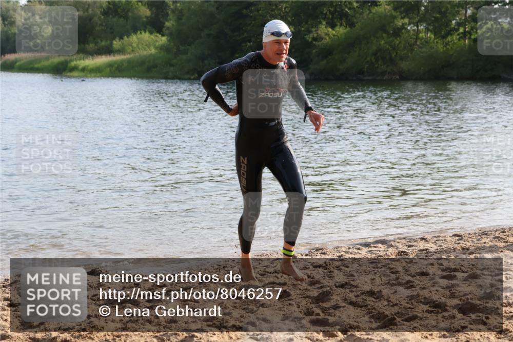 15.06.2025 - 27. Vierlanden-Triathlon Lena Gebhardt http://msf.ph/oto/8046257 15.06.2025 08:42:16 Schwimmen 71, 121, 128, 135, 191 meine-sportfotos.de