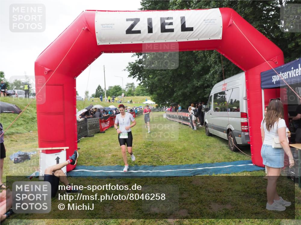 21.06.2025 - 27. Vierlanden-Triathlon MichiJ http://msf.ph/oto/8046258 15.06.2026 13:59:37 Ziel 205, 880 meine-sportfotos.de