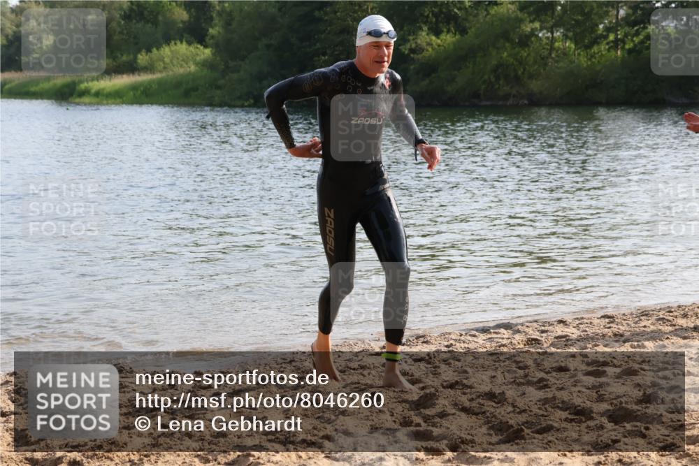 15.06.2025 - 27. Vierlanden-Triathlon Lena Gebhardt http://msf.ph/oto/8046260 15.06.2025 08:42:16 Schwimmen 71, 121, 128, 135, 191 meine-sportfotos.de