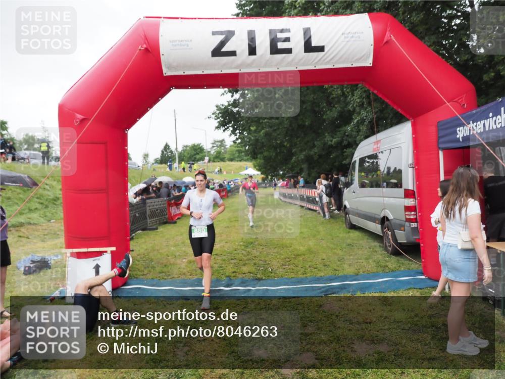 21.06.2025 - 27. Vierlanden-Triathlon MichiJ http://msf.ph/oto/8046263 15.06.2026 13:59:37 Ziel 205, 880 meine-sportfotos.de