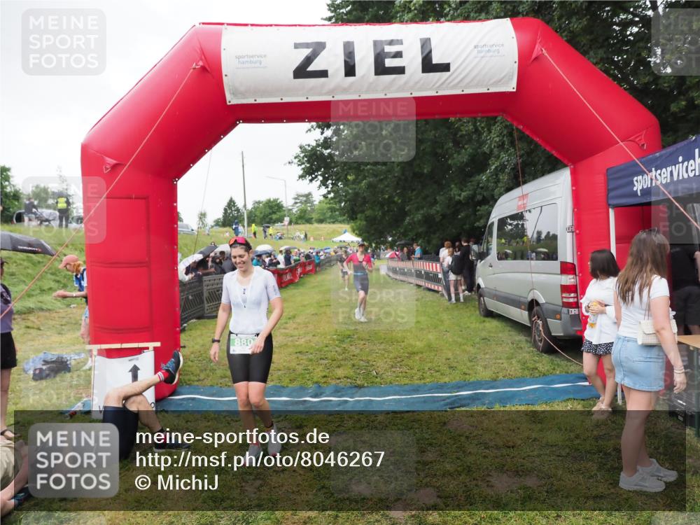 21.06.2025 - 27. Vierlanden-Triathlon MichiJ http://msf.ph/oto/8046267 15.06.2026 13:59:38 Ziel 205, 880, 1100 meine-sportfotos.de