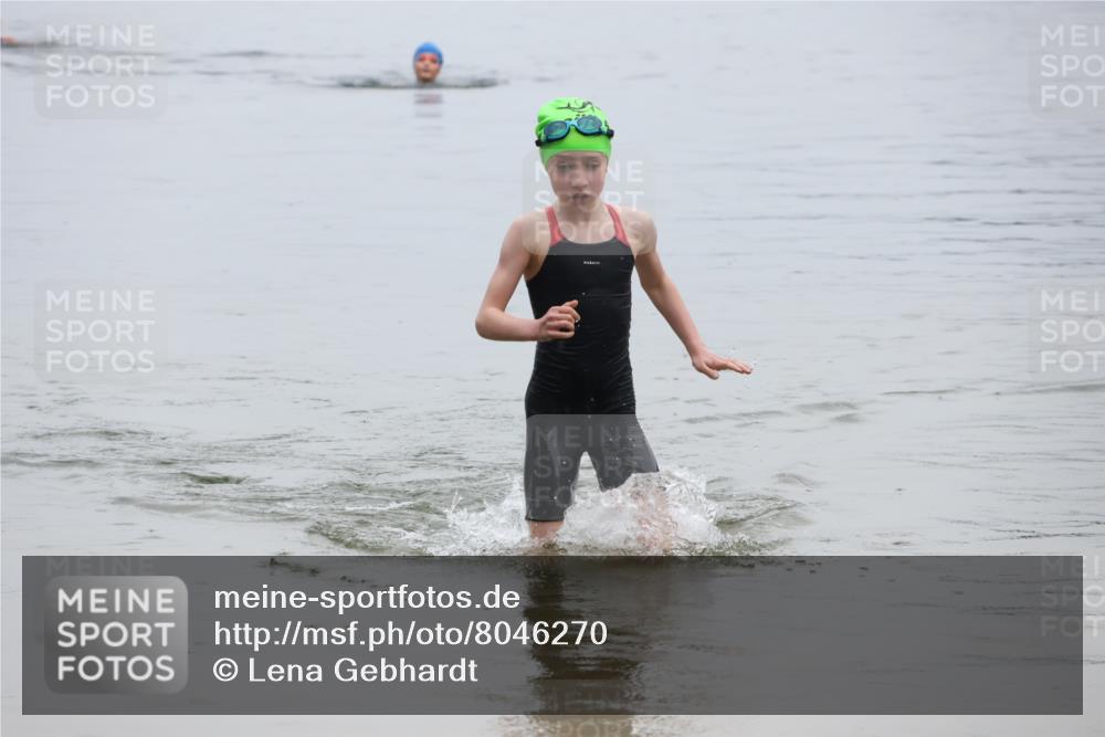 21.06.2025 - 27. Vierlanden-Triathlon Lena Gebhardt http://msf.ph/oto/8046270 15.06.2025 14:53:21 Schwimmen 1368 meine-sportfotos.de