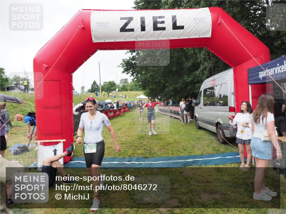 21.06.2025 - 27. Vierlanden-Triathlon MichiJ http://msf.ph/oto/8046272 15.06.2026 13:59:38 Ziel 205, 880, 1100 meine-sportfotos.de