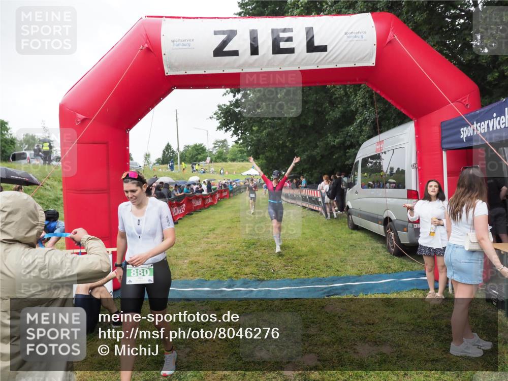 21.06.2025 - 27. Vierlanden-Triathlon MichiJ http://msf.ph/oto/8046276 15.06.2026 13:59:39 Ziel 205, 880, 1100 meine-sportfotos.de
