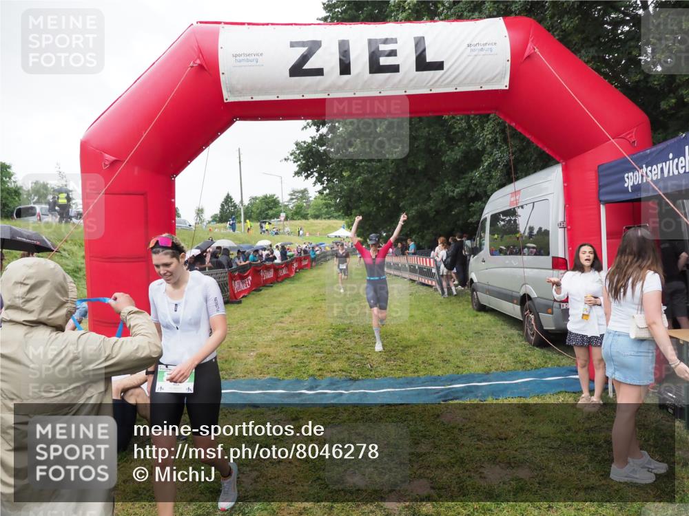 21.06.2025 - 27. Vierlanden-Triathlon MichiJ http://msf.ph/oto/8046278 15.06.2026 13:59:39 Ziel 205, 880, 1100 meine-sportfotos.de