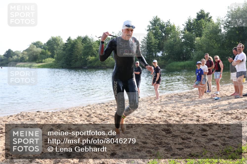 15.06.2025 - 27. Vierlanden-Triathlon Lena Gebhardt http://msf.ph/oto/8046279 15.06.2025 08:42:18 Schwimmen 71, 121, 135, 191 meine-sportfotos.de