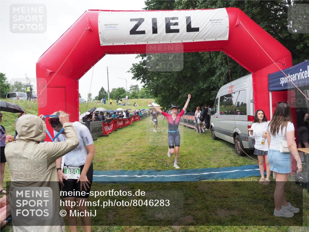 21.06.2025 - 27. Vierlanden-Triathlon MichiJ http://msf.ph/oto/8046283 15.06.2026 13:59:39 Ziel 205, 880, 1100 meine-sportfotos.de