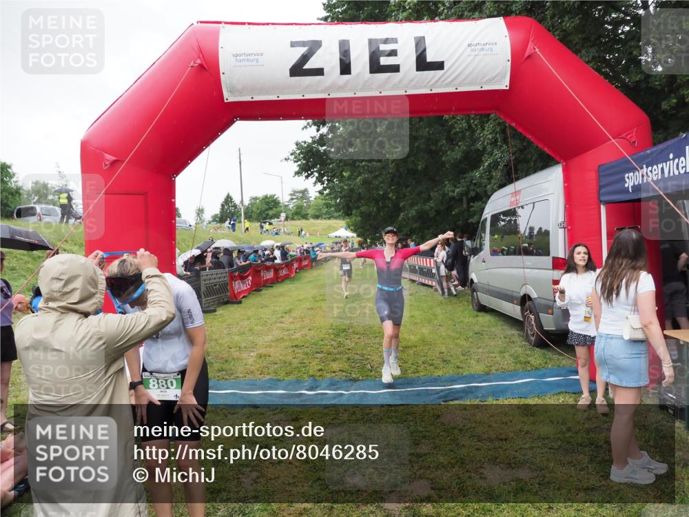 21.06.2025 - 27. Vierlanden-Triathlon MichiJ http://msf.ph/oto/8046285 15.06.2026 13:59:40 Ziel 205, 880, 1100 meine-sportfotos.de