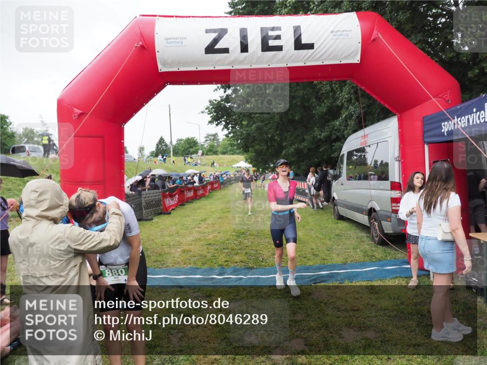 21.06.2025 - 27. Vierlanden-Triathlon MichiJ http://msf.ph/oto/8046289 15.06.2026 13:59:40 Ziel 205, 880, 1100 meine-sportfotos.de