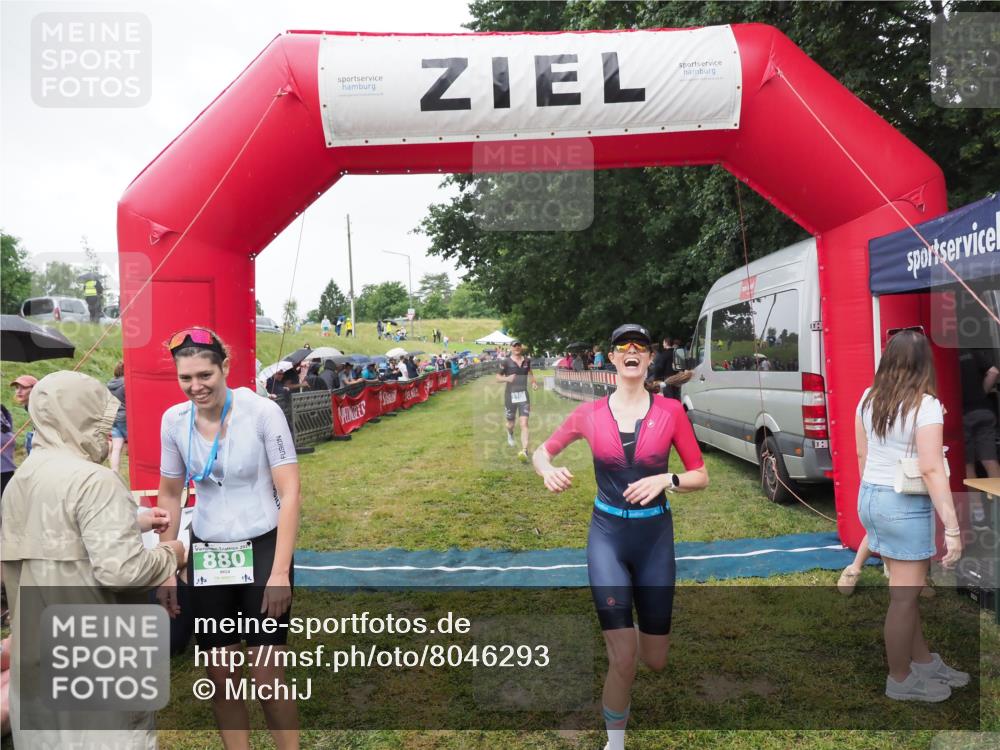 21.06.2025 - 27. Vierlanden-Triathlon MichiJ http://msf.ph/oto/8046293 15.06.2026 13:59:40 Ziel 205, 880, 1100 meine-sportfotos.de