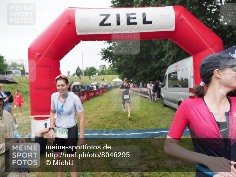 21.06.2025 - 27. Vierlanden-Triathlon MichiJ http://msf.ph/oto/8046295 15.06.2026 13:59:41 Ziel 205, 880, 1100 meine-sportfotos.de