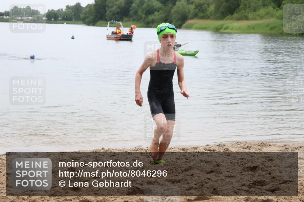 21.06.2025 - 27. Vierlanden-Triathlon Lena Gebhardt http://msf.ph/oto/8046296 15.06.2025 14:53:25 Schwimmen 1368 meine-sportfotos.de