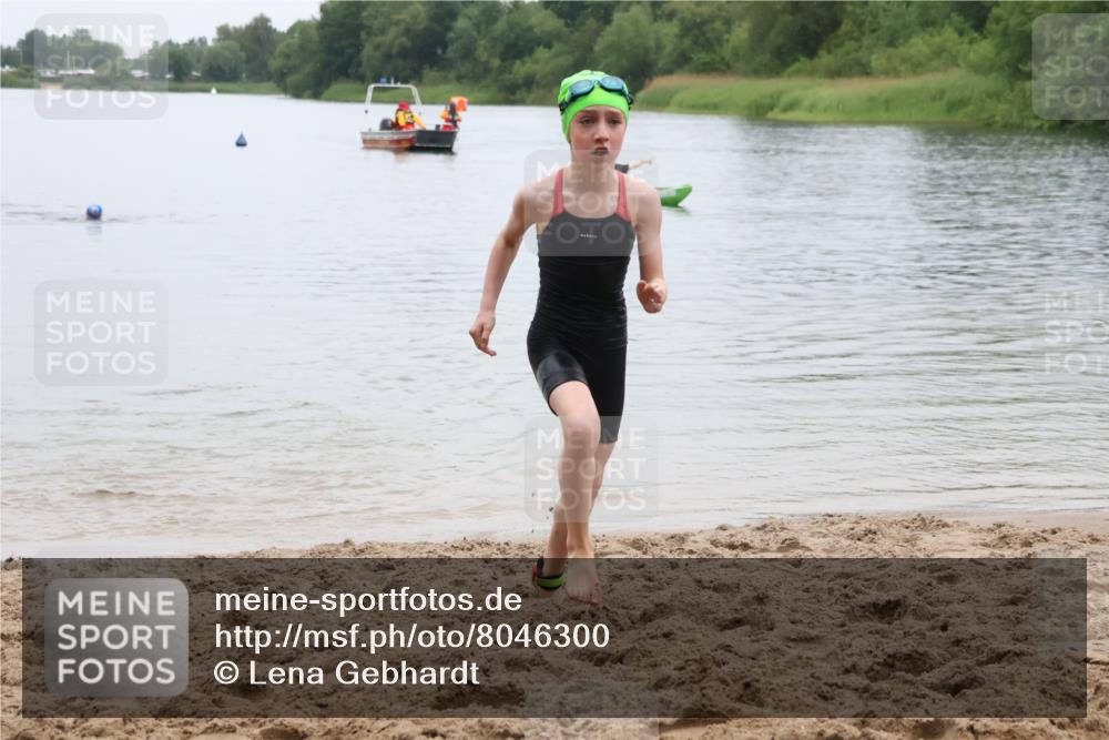 21.06.2025 - 27. Vierlanden-Triathlon Lena Gebhardt http://msf.ph/oto/8046300 15.06.2025 14:53:25 Schwimmen 1368 meine-sportfotos.de