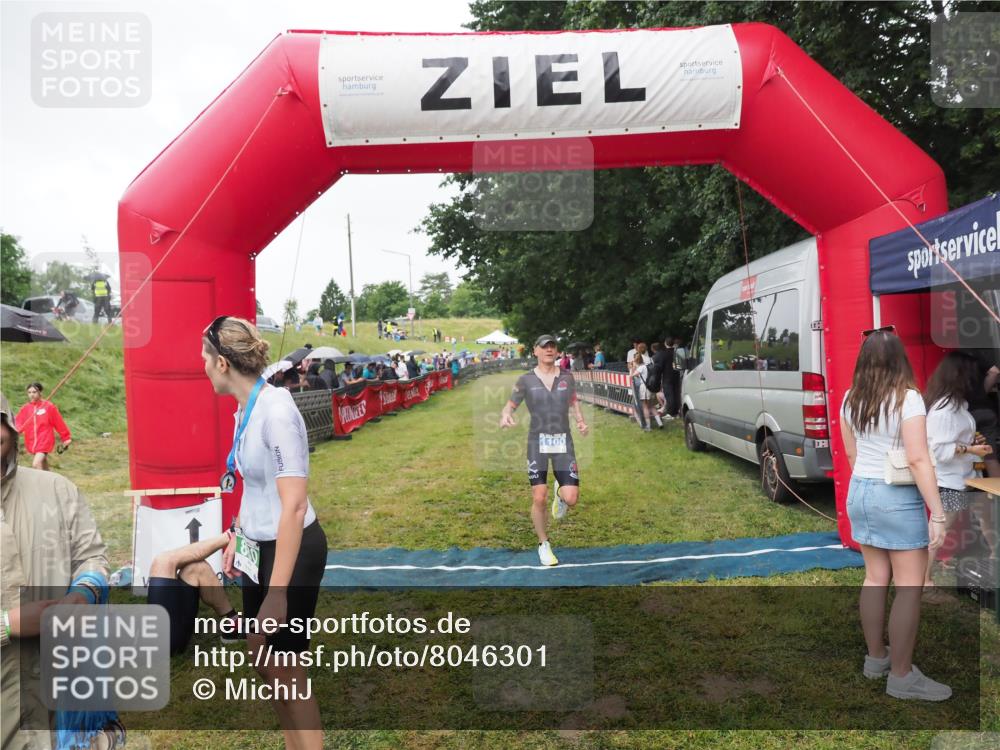 21.06.2025 - 27. Vierlanden-Triathlon MichiJ http://msf.ph/oto/8046301 15.06.2026 13:59:42 Ziel 205, 880, 1100 meine-sportfotos.de