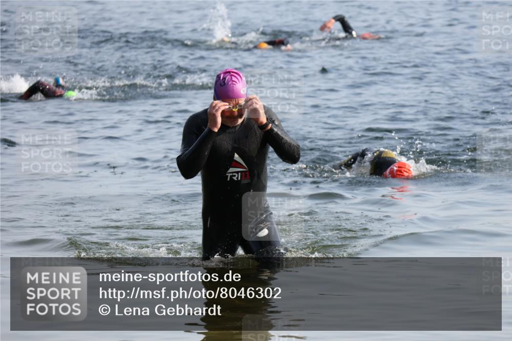 15.06.2025 - 27. Vierlanden-Triathlon Lena Gebhardt http://msf.ph/oto/8046302 15.06.2025 08:42:43 Schwimmen 137, 154 meine-sportfotos.de