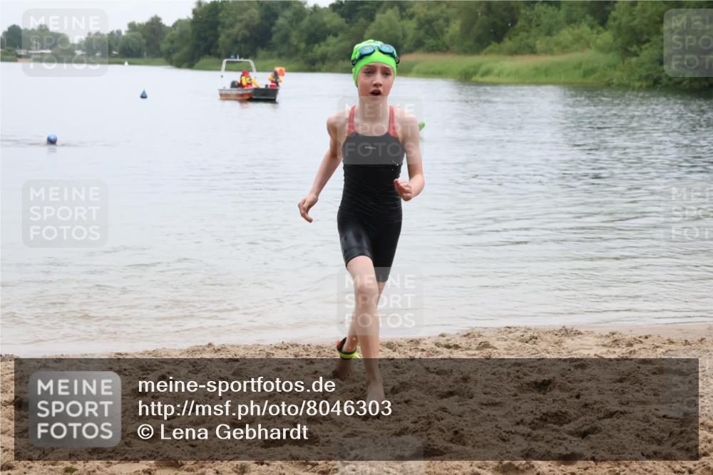 21.06.2025 - 27. Vierlanden-Triathlon Lena Gebhardt http://msf.ph/oto/8046303 15.06.2025 14:53:25 Schwimmen 1368 meine-sportfotos.de