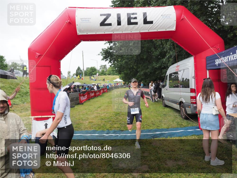 21.06.2025 - 27. Vierlanden-Triathlon MichiJ http://msf.ph/oto/8046306 15.06.2026 13:59:42 Ziel 205, 880, 1100 meine-sportfotos.de