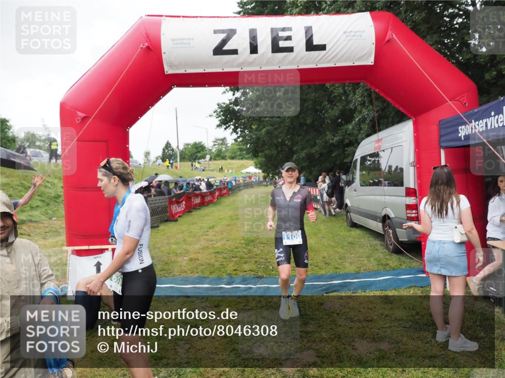 21.06.2025 - 27. Vierlanden-Triathlon MichiJ http://msf.ph/oto/8046308 15.06.2026 13:59:42 Ziel 205, 880, 1100 meine-sportfotos.de