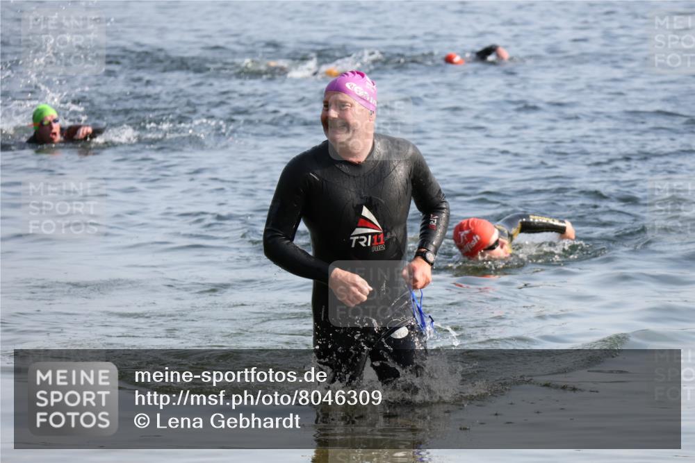 15.06.2025 - 27. Vierlanden-Triathlon Lena Gebhardt http://msf.ph/oto/8046309 15.06.2025 08:42:44 Schwimmen 137, 154 meine-sportfotos.de