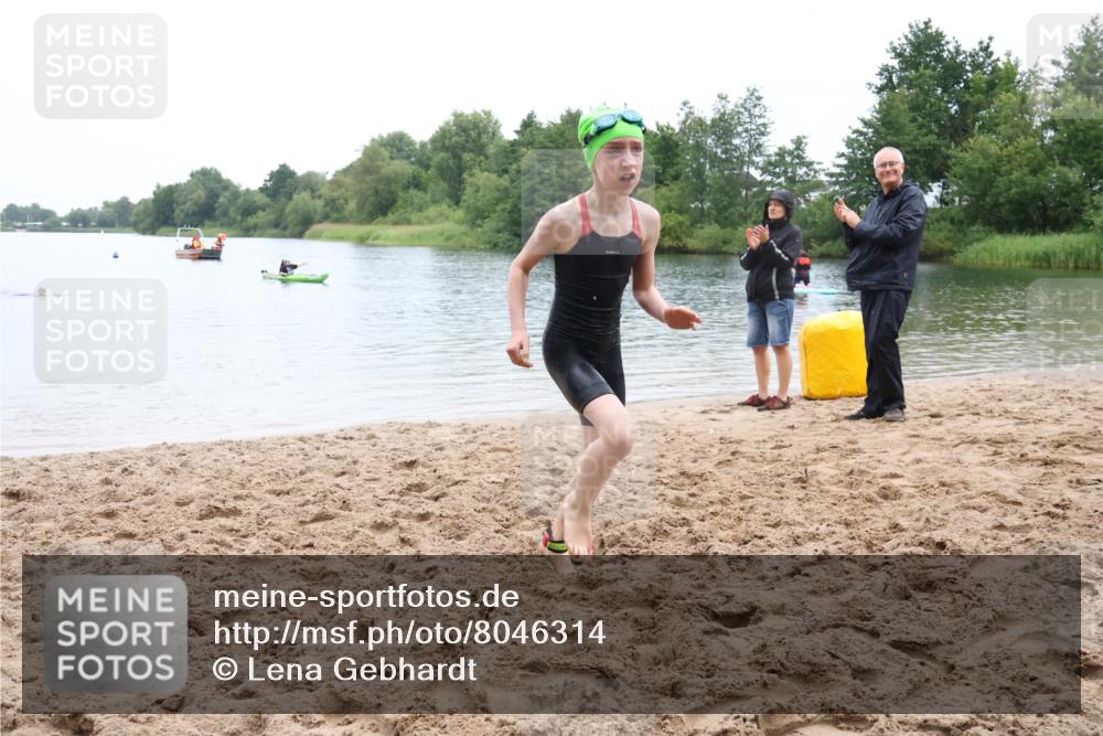21.06.2025 - 27. Vierlanden-Triathlon Lena Gebhardt http://msf.ph/oto/8046314 15.06.2025 14:53:26 Schwimmen 1368 meine-sportfotos.de