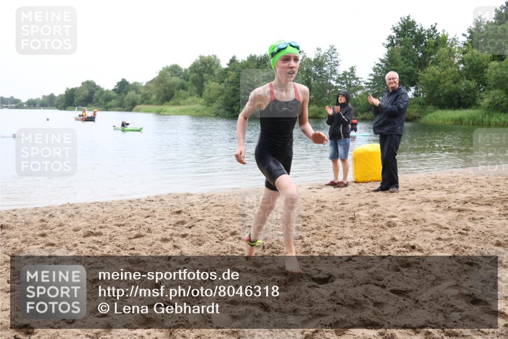 21.06.2025 - 27. Vierlanden-Triathlon Lena Gebhardt http://msf.ph/oto/8046318 15.06.2025 14:53:26 Schwimmen 1368 meine-sportfotos.de