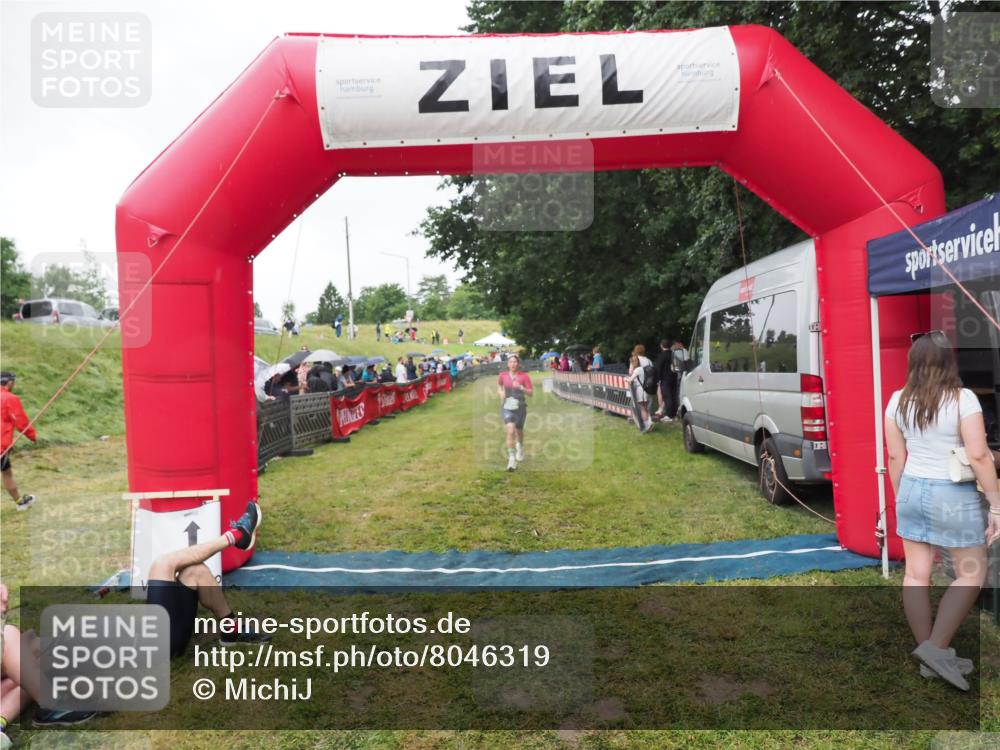 21.06.2025 - 27. Vierlanden-Triathlon MichiJ http://msf.ph/oto/8046319 15.06.2026 13:59:52 Ziel 895 meine-sportfotos.de