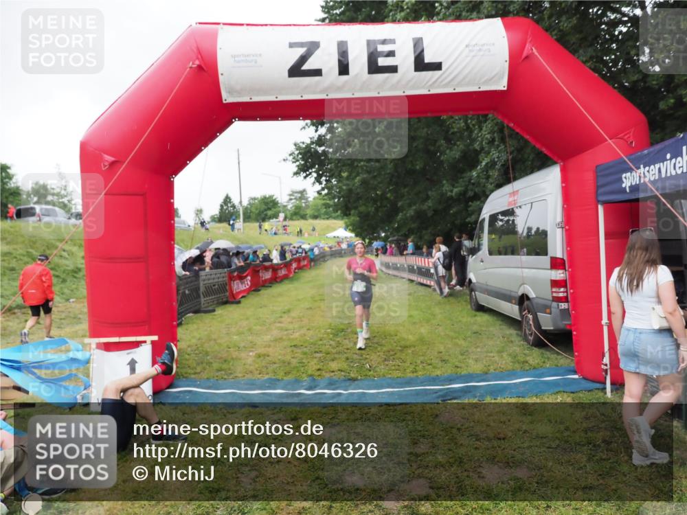21.06.2025 - 27. Vierlanden-Triathlon MichiJ http://msf.ph/oto/8046326 15.06.2026 13:59:53 Ziel 895 meine-sportfotos.de