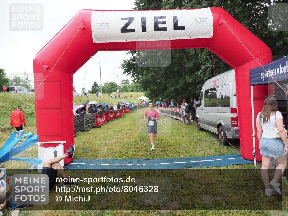 21.06.2025 - 27. Vierlanden-Triathlon MichiJ http://msf.ph/oto/8046328 15.06.2026 13:59:53 Ziel 895 meine-sportfotos.de