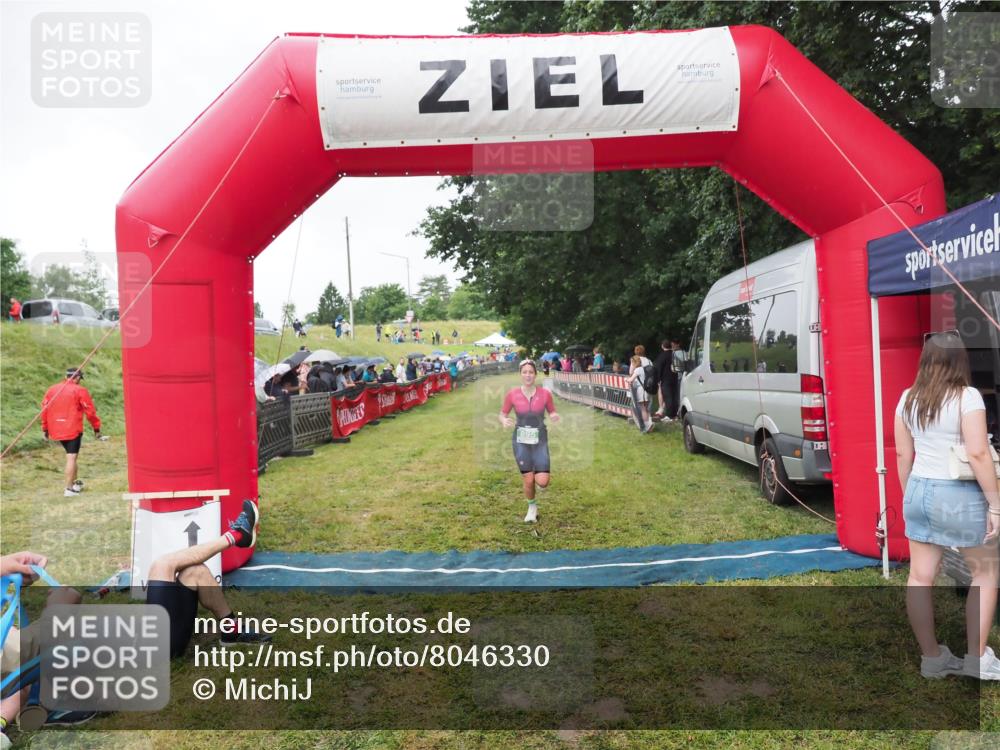 21.06.2025 - 27. Vierlanden-Triathlon MichiJ http://msf.ph/oto/8046330 15.06.2026 13:59:53 Ziel 895 meine-sportfotos.de