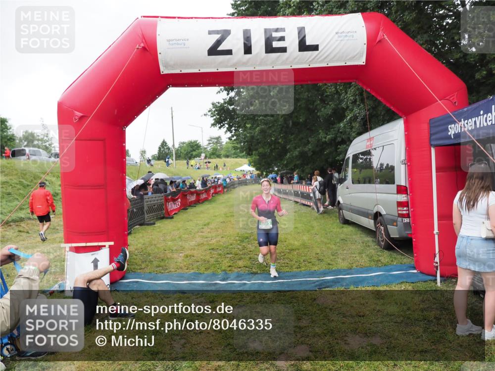 21.06.2025 - 27. Vierlanden-Triathlon MichiJ http://msf.ph/oto/8046335 15.06.2026 13:59:54 Ziel 895 meine-sportfotos.de
