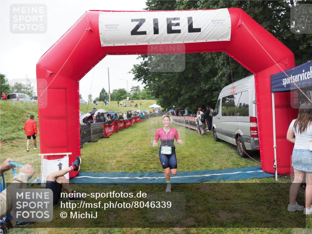 21.06.2025 - 27. Vierlanden-Triathlon MichiJ http://msf.ph/oto/8046339 15.06.2026 13:59:54 Ziel 895 meine-sportfotos.de