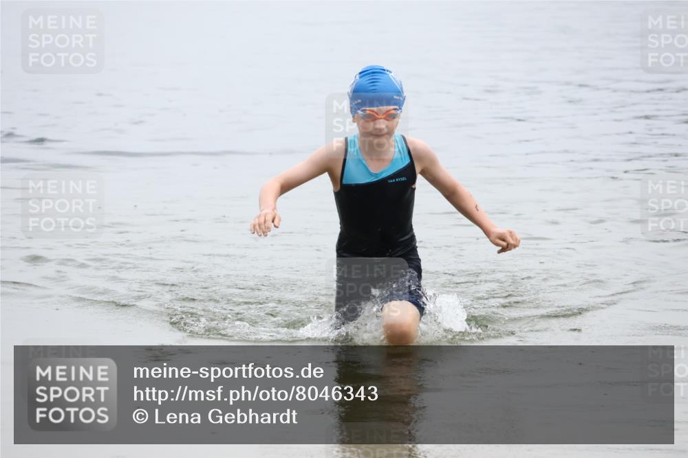 21.06.2025 - 27. Vierlanden-Triathlon Lena Gebhardt http://msf.ph/oto/8046343 15.06.2025 14:53:58 Schwimmen 1356 meine-sportfotos.de