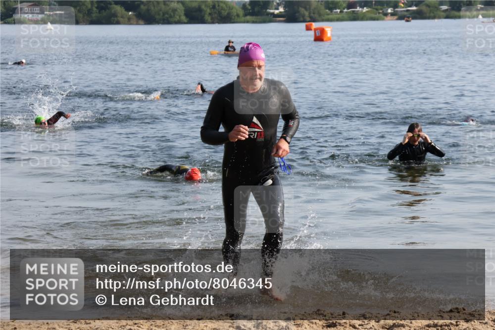 15.06.2025 - 27. Vierlanden-Triathlon Lena Gebhardt http://msf.ph/oto/8046345 15.06.2025 08:42:48 Schwimmen 18, 137, 154 meine-sportfotos.de