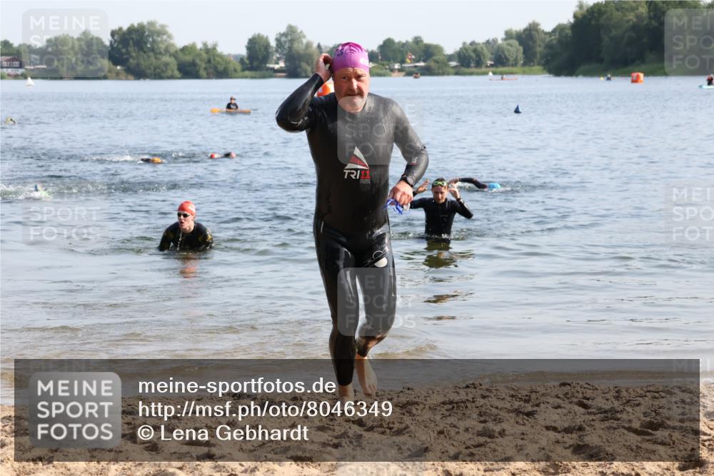 15.06.2025 - 27. Vierlanden-Triathlon Lena Gebhardt http://msf.ph/oto/8046349 15.06.2025 08:42:49 Schwimmen 18, 137, 154 meine-sportfotos.de