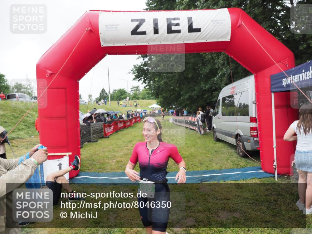 21.06.2025 - 27. Vierlanden-Triathlon MichiJ http://msf.ph/oto/8046350 15.06.2026 13:59:55 Ziel 895 meine-sportfotos.de