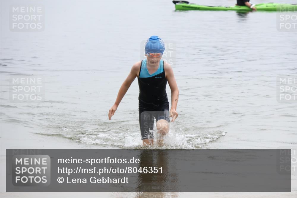 21.06.2025 - 27. Vierlanden-Triathlon Lena Gebhardt http://msf.ph/oto/8046351 15.06.2025 14:53:59 Schwimmen 1356 meine-sportfotos.de
