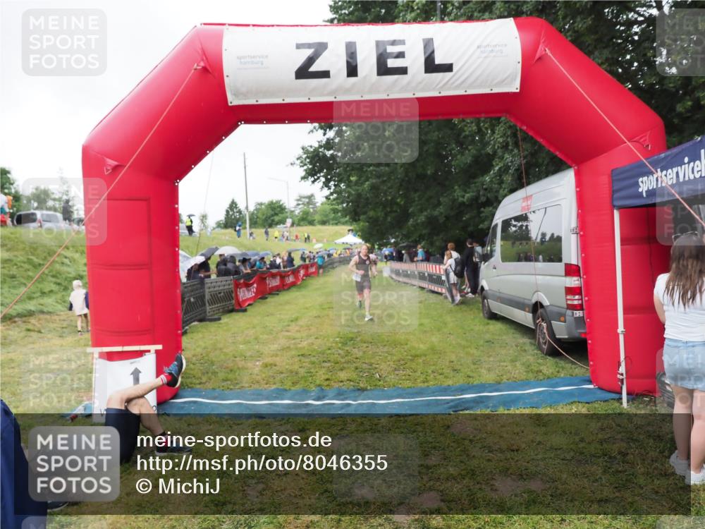 21.06.2025 - 27. Vierlanden-Triathlon MichiJ http://msf.ph/oto/8046355 15.06.2026 14:00:02 Ziel 1107 meine-sportfotos.de