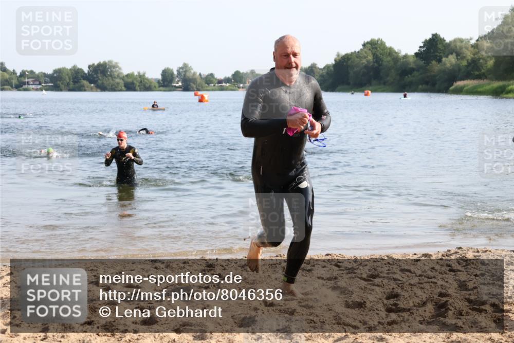 15.06.2025 - 27. Vierlanden-Triathlon Lena Gebhardt http://msf.ph/oto/8046356 15.06.2025 08:42:50 Schwimmen 18, 137, 154 meine-sportfotos.de